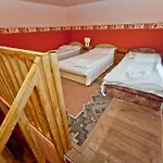 Zsuzsanna Vendeghaz Couette-café 2*