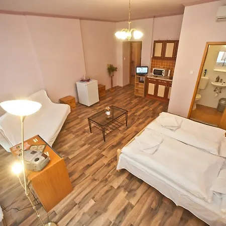Bed & Breakfast Zsuzsanna Vendeghaz 2*